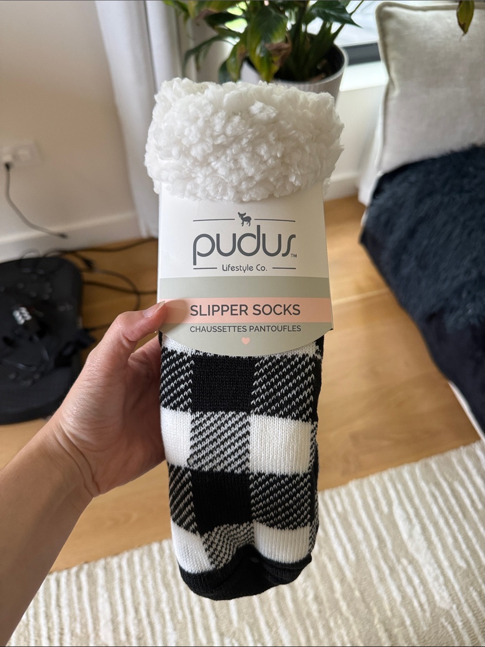 Pudus Women’s Black & White Buffalo Check Slipper Socks